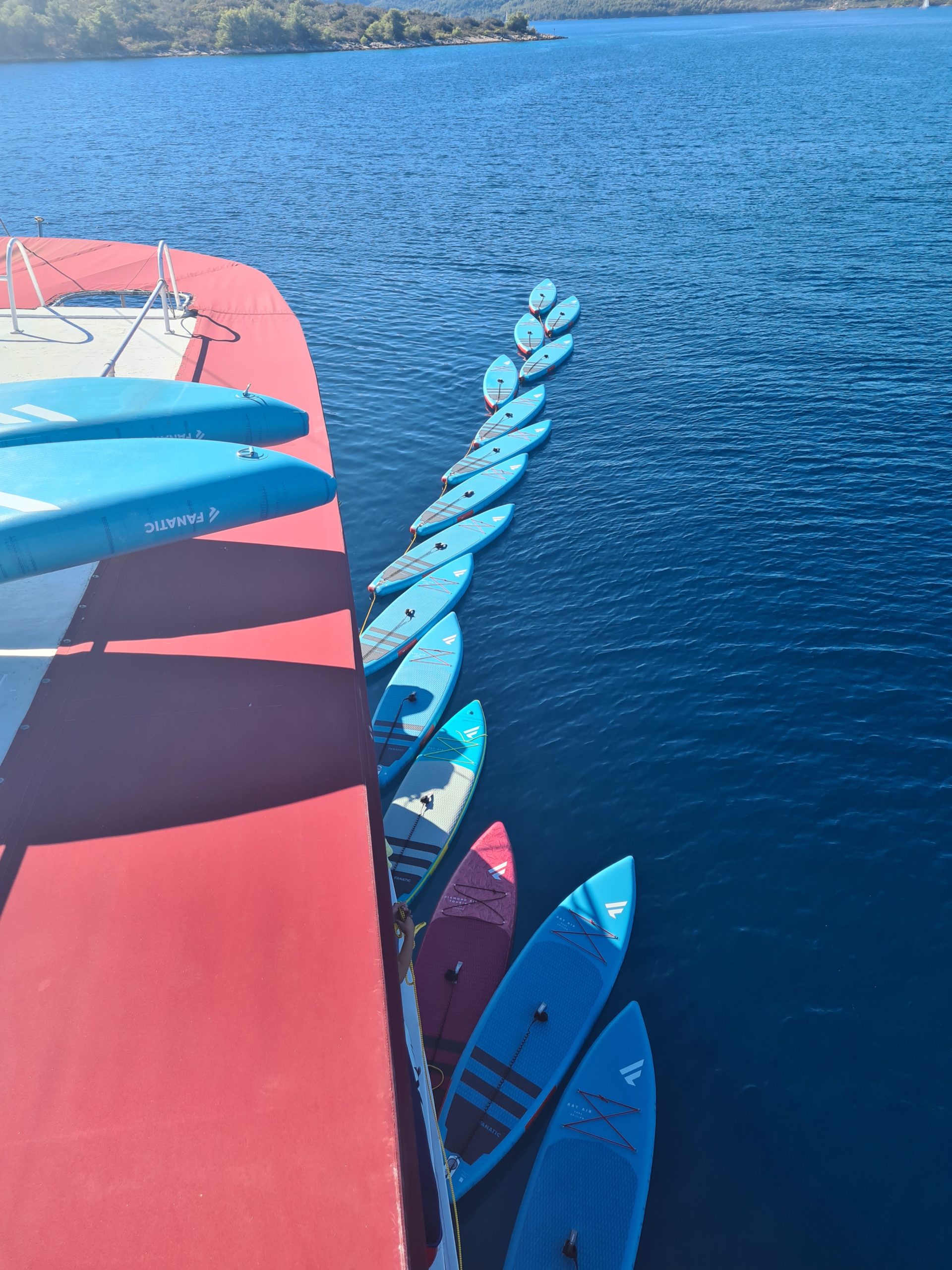 Blaue Reise Fanatic Testsenter mit Boards im Wasser