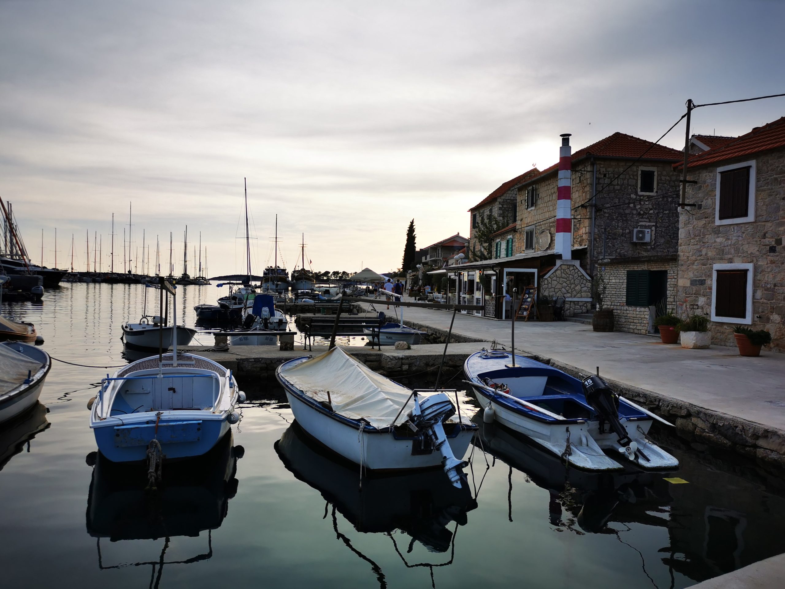 Bucht mit kleinen Booten bei der SUP Reise Kroatien