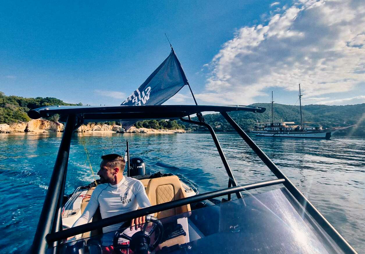 Team The SUP Week - Oli am Safety Speedboot während der SUP-Fari in Griechenland