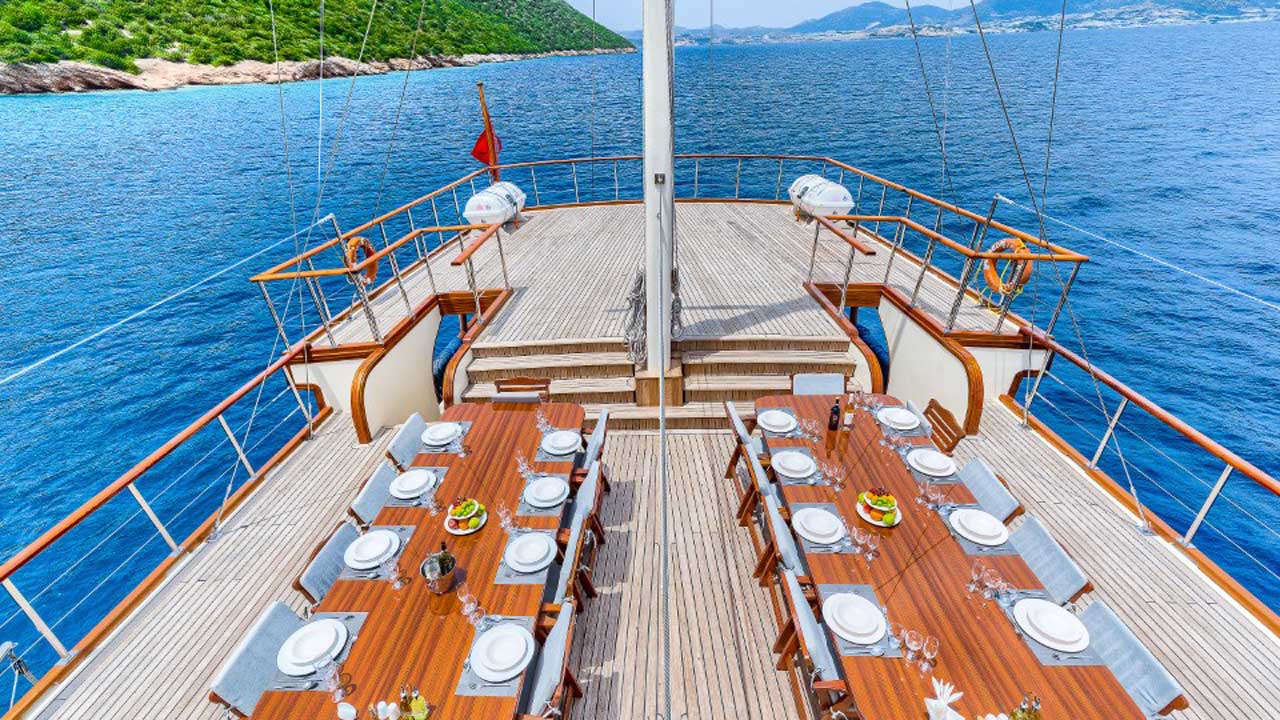 Sonnendeck mit Tischen bei SUP Reise Türkei