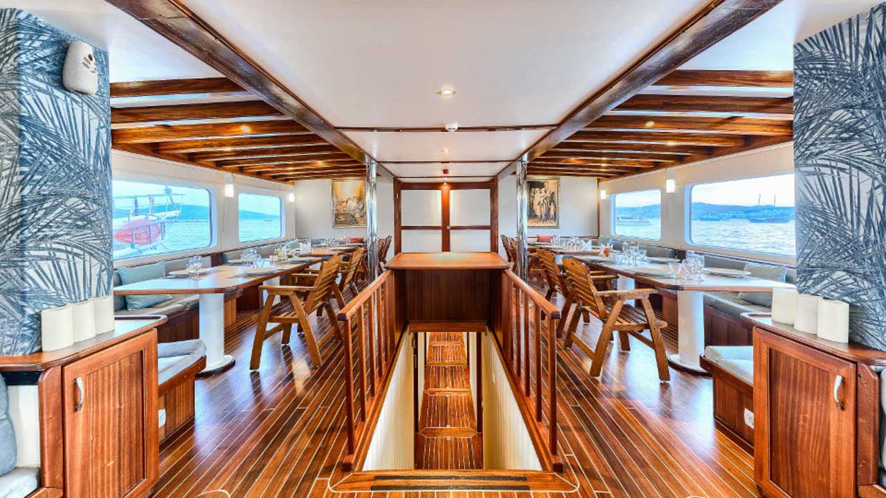 Salon mit Abgang zu den Kabinen bei der SUP Reise Türkei