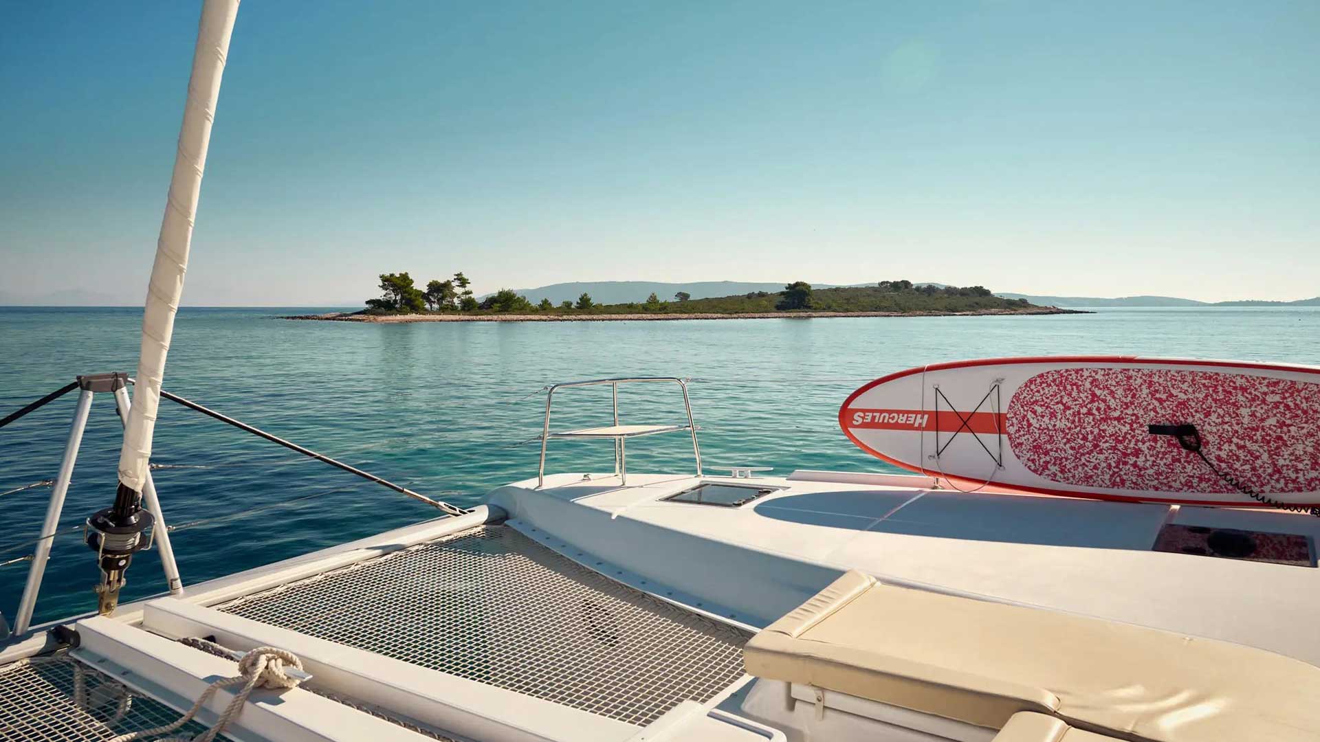 Katamaran Ansicht Vordeck mit SUP Board