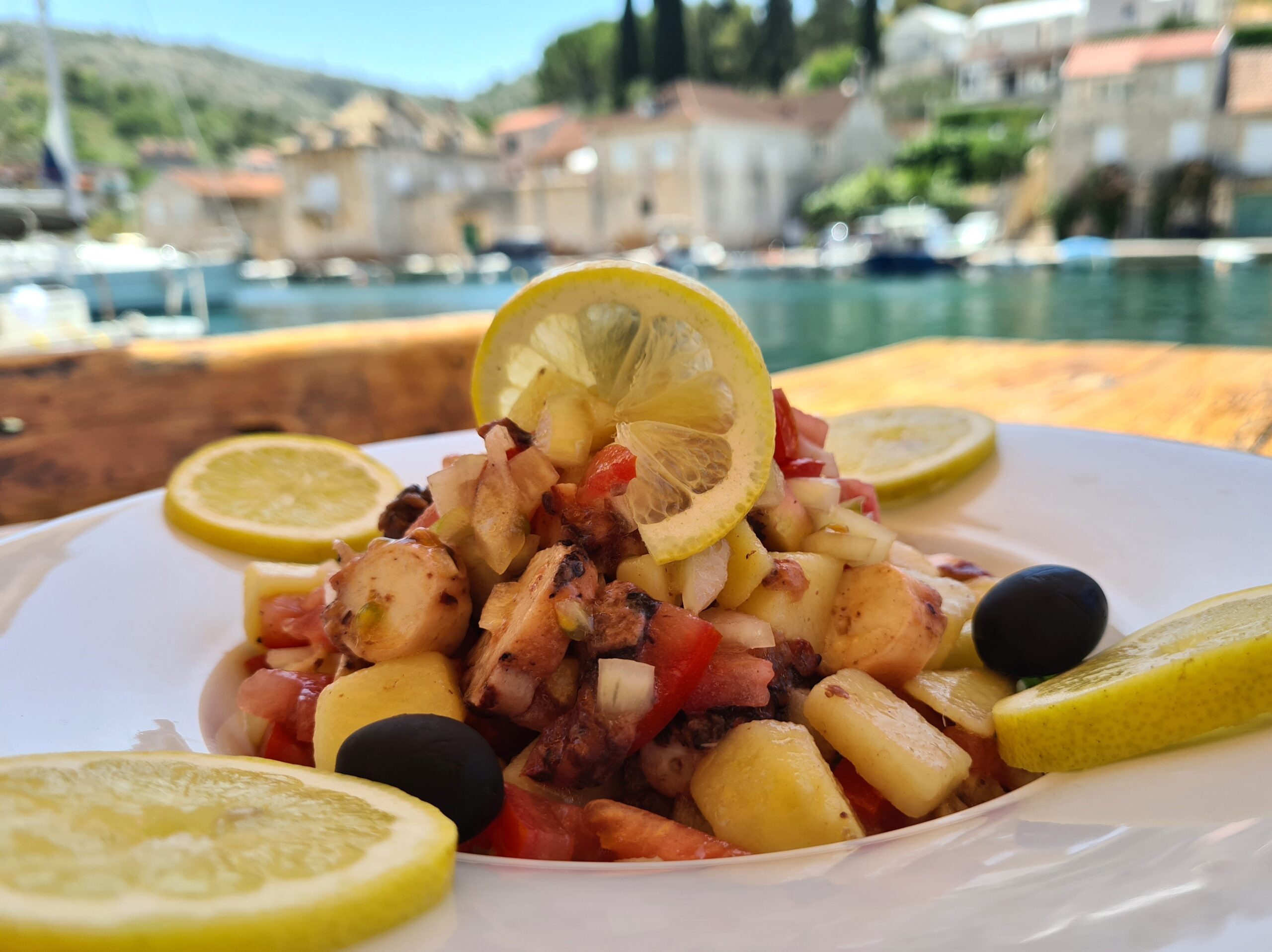 Koch an Board Octopus Salat während der SUP Reise in Kroatien