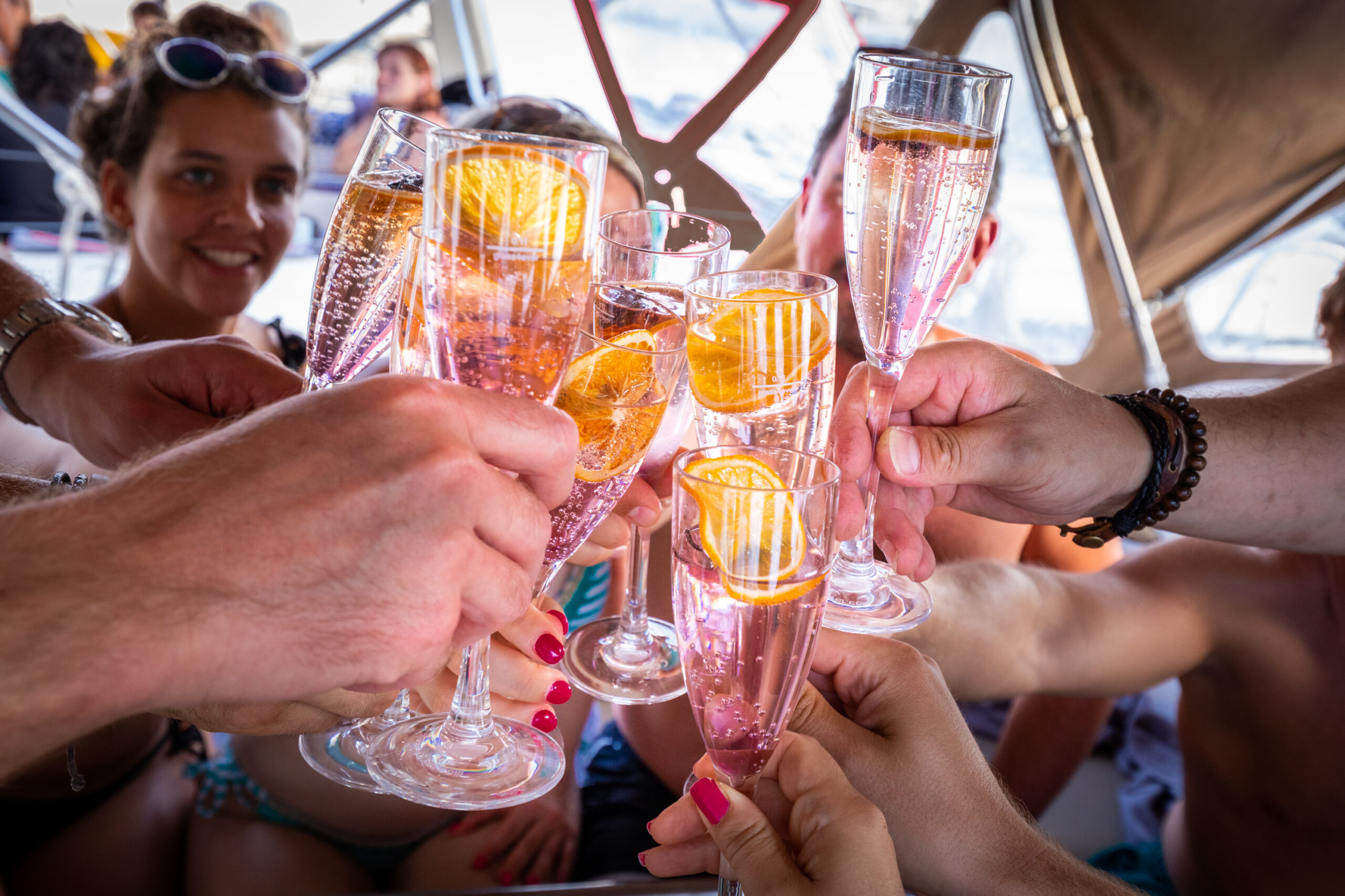 Bar und Drinks an Board der SUP Flottille Segelyacht mit Barkeeper