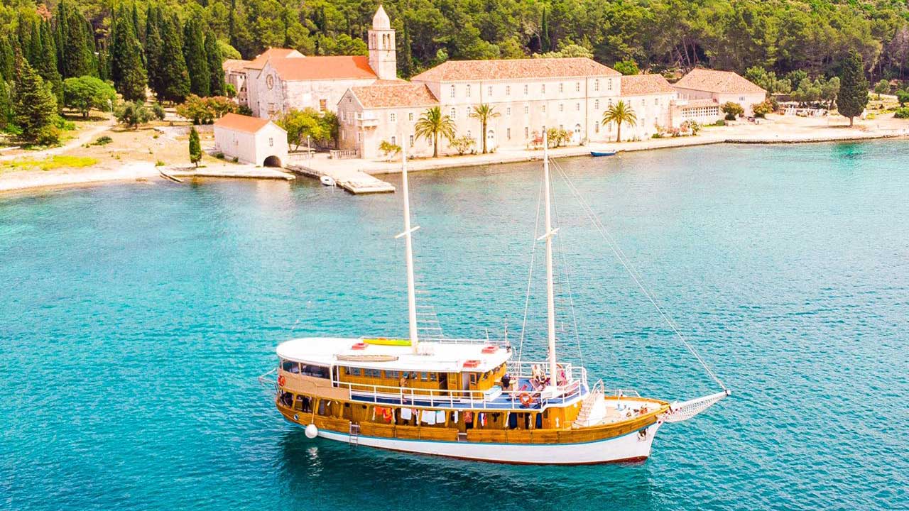 Novi Dan in Bucht vor Kirche in Kroatien